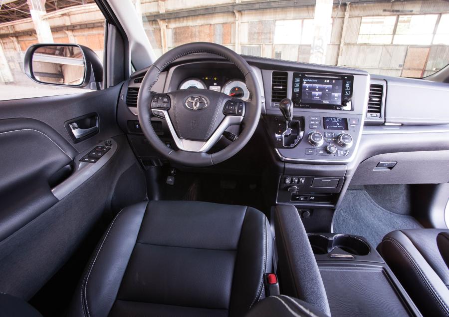  Toyota Sienna SE + Concept 2016 года  (фото 2 из 14)